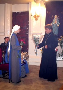 Отец Иван Державин поздравляет с.Цветок Белоснежный в день принятия ею облачения 15 сентября 2004 года